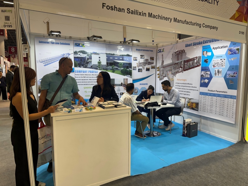 Customers communicating at the booth(1).jpg