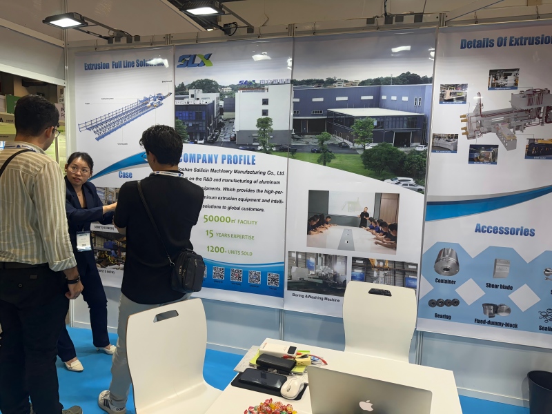 Customers communicating at the booth (2)(1).jpg